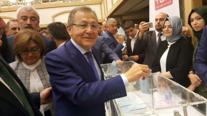 Uğur İstifa İddialarını Yalanladı
