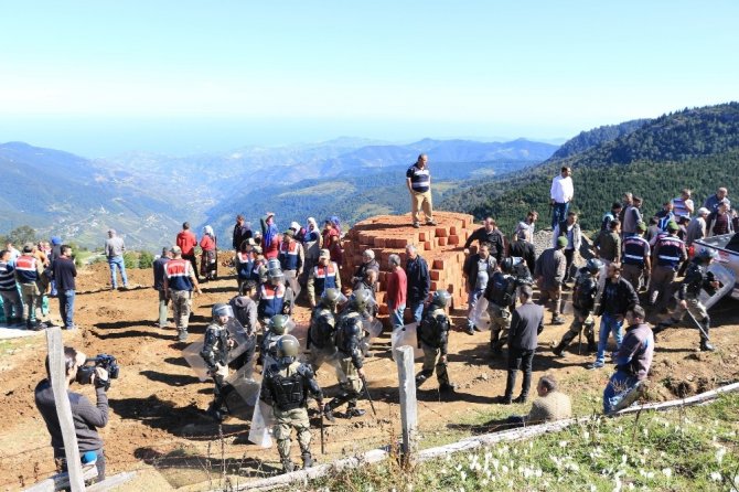 İneklerini Satarak Yaptırdığı Yayla Evi Yıkıldı