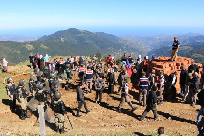 İneklerini Satarak Yaptırdığı Yayla Evi Yıkıldı
