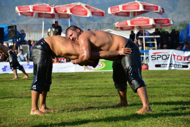Tokat’ta Recep Kara Altın Kemerin Sahibi Oldu