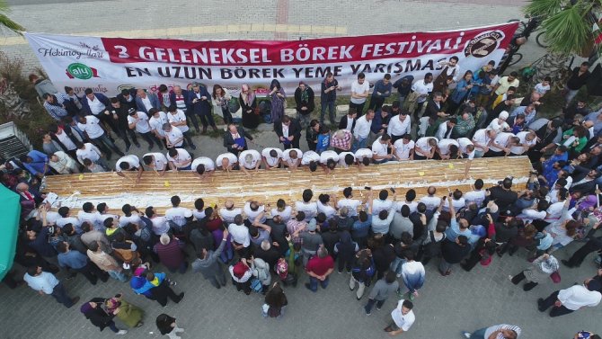 8 Dakikada 10 Metrelik Böreği Mideye İndirdi