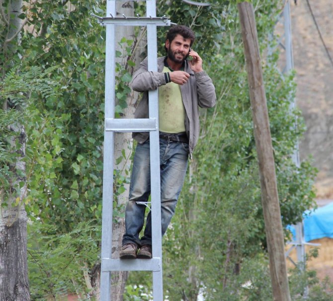 Köyde Telefon Çekmeyince...