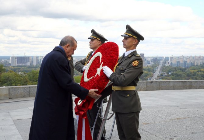 Ebedi Zafer Anıtı’na Çelenk Koydu