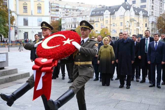 Ebedi Zafer Anıtı’na Çelenk Koydu