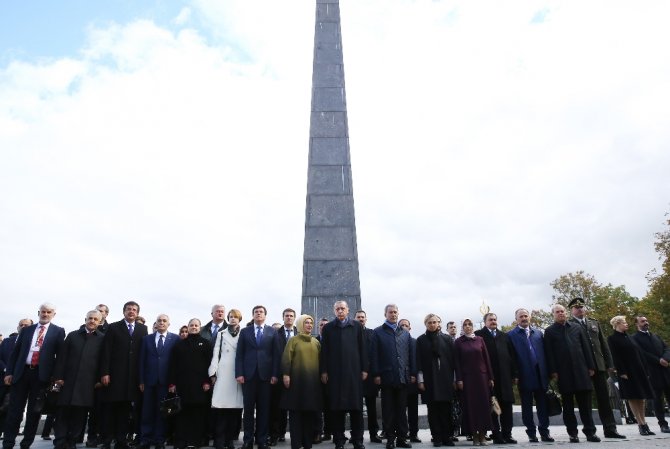 Ebedi Zafer Anıtı’na Çelenk Koydu