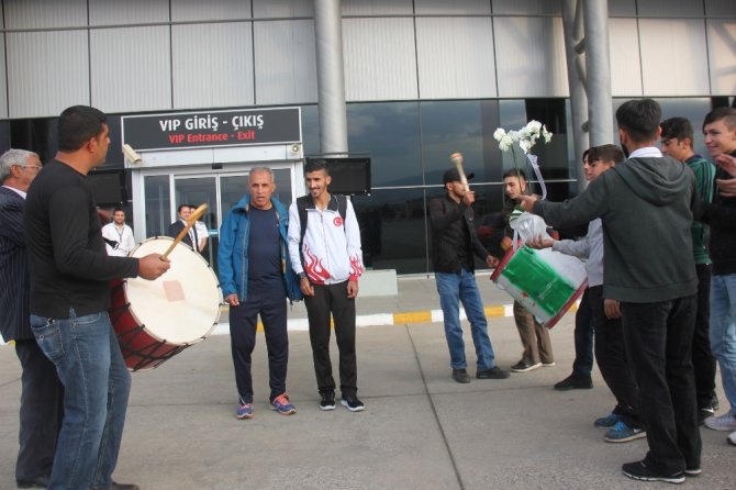 Balkan Şampiyonuna Davullu Zurnalı Karşılama