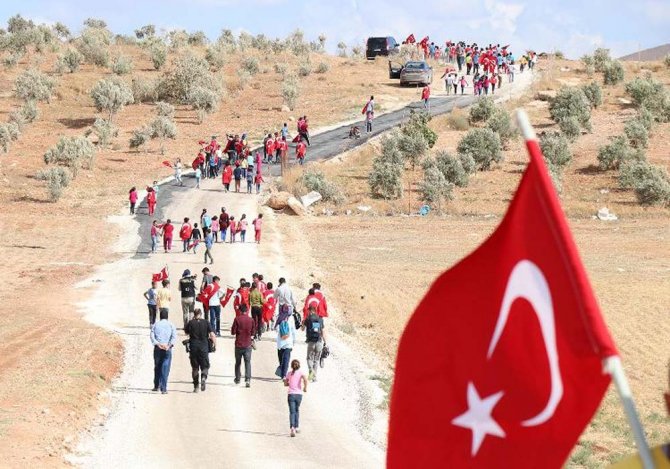 Çocuklardan Sınırdaki Mehmetçiğe Türk Bayrağı