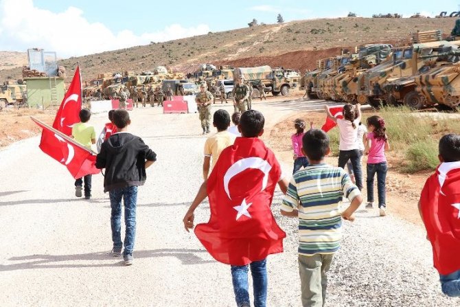 Çocuklardan Sınırdaki Mehmetçiğe Türk Bayrağı