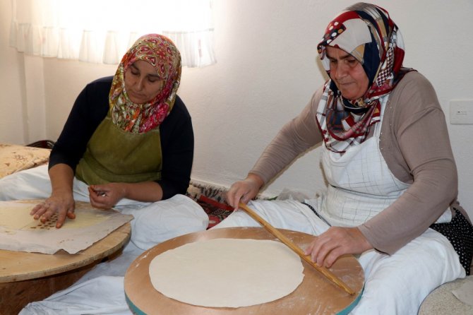 Mantı Ve Gözleme Satarak Öğrencilere Burs Veriyorlar