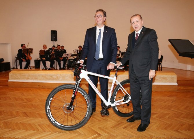 Erdoğan’dan Sırp Mevkidaşına Özel Tasarım Bisiklet Hediyesi