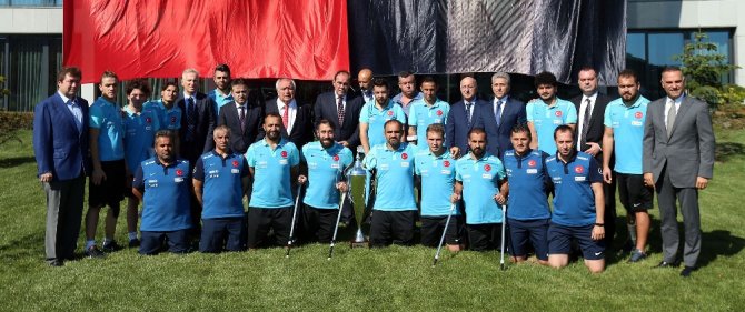 Demirören, Ampute Futbol Milli Takımı İle Biraraya Geldi