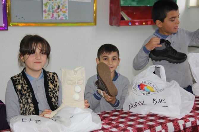 Artvin’de İlköğretim Okulu Öğrencilerine Ayakkabı Dağıtıldı