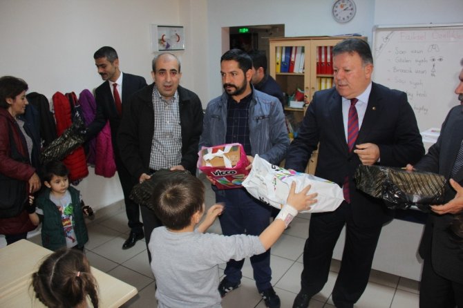 Artvin’de İlköğretim Okulu Öğrencilerine Ayakkabı Dağıtıldı