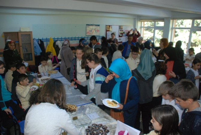 Öğrenciler Sokak Hayvanları İçin Pasta, Börek Sattı