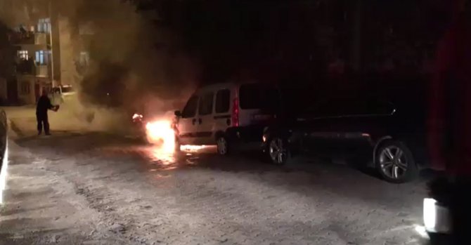 Artvin’de Park Halindeki Araç Alev Alev Yandı