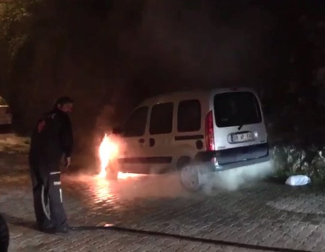 Artvin’de Park Halindeki Araç Alev Alev Yandı