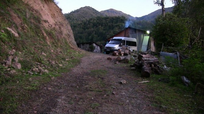 Bir Yıldır Minibüsleri Evlerinin Önünde Mahsur Kaldı