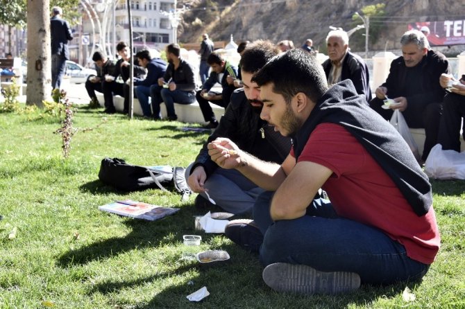 Gümüşhane Emniyetinden Vatandaşlara Aşure İkramı