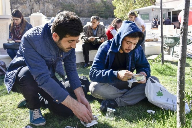 Gümüşhane Emniyetinden Vatandaşlara Aşure İkramı
