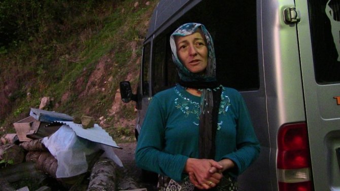 Bir Yıldır Minibüsleri Evlerinin Önünde Mahsur Kaldı