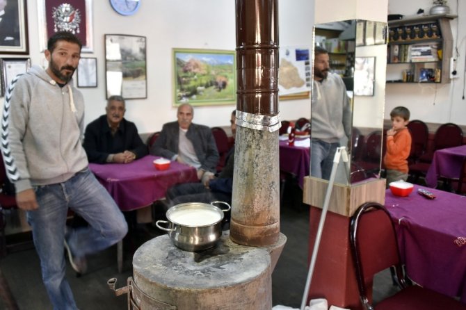 Bu İlçede Kahvelerde Sıcak Süt Satılıyor