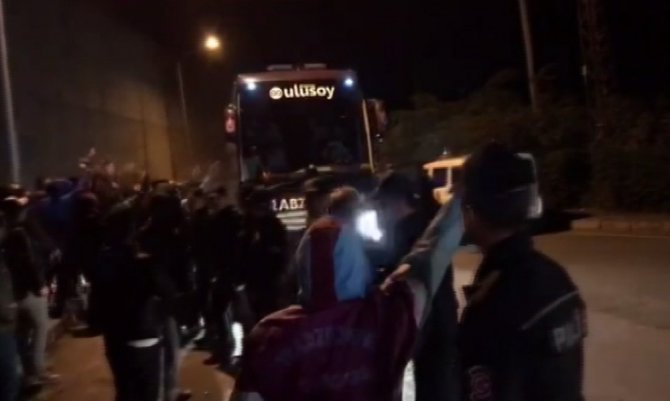 Trabzonspor Taraftarı Takıma Tepki Gösterdi