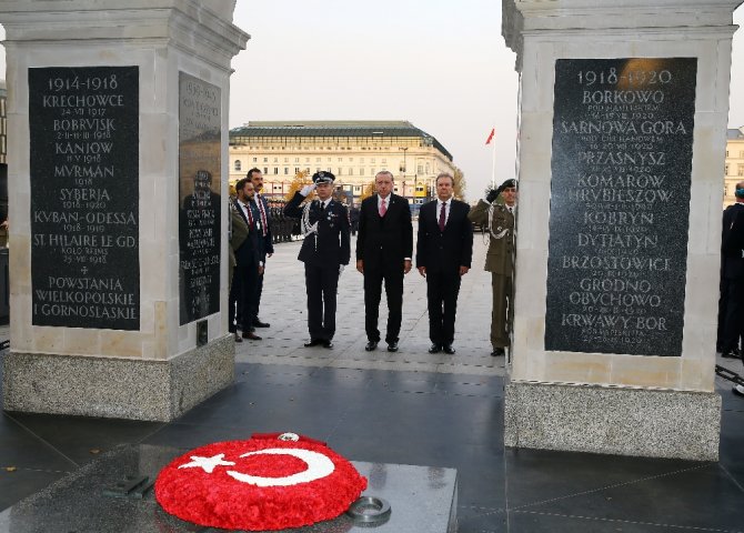 Varşova’da Meçhul Asker Anıtı’nı Ziyaret Etti