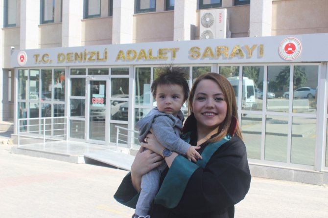 Avukat Anne 4 Aylık Bebeğiyle Duruşmaya Girdi, Sosyal Medyadan Destek Yağdı