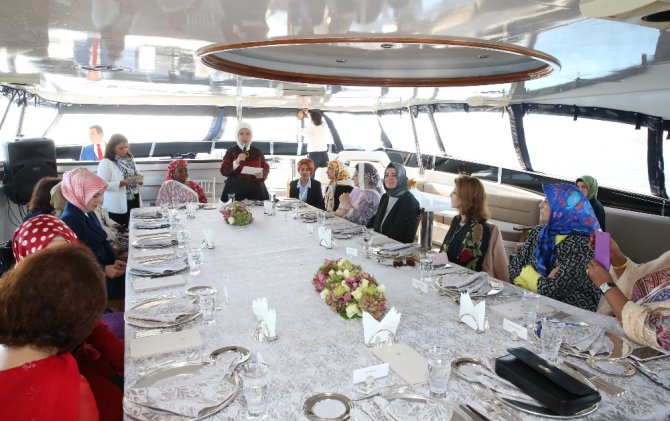 Emine Erdoğan Misafirlerini Teknede Ağırladı