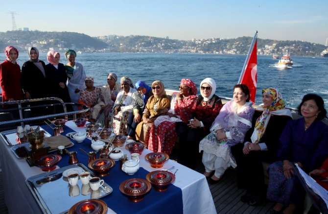 Emine Erdoğan Misafirlerini Teknede Ağırladı