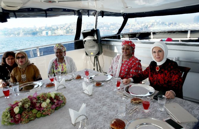 Emine Erdoğan Misafirlerini Teknede Ağırladı