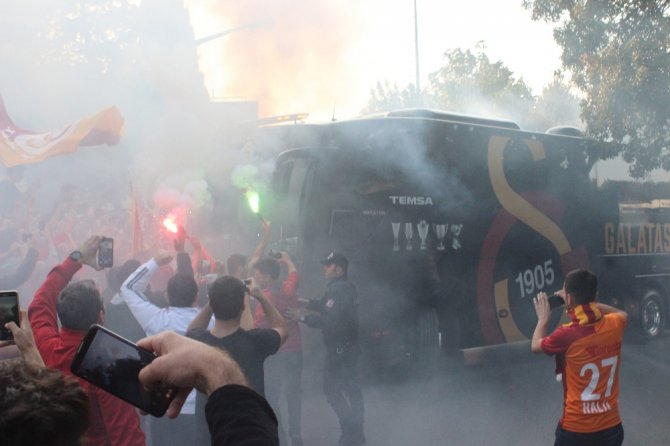Galatasaray Ve Fenerbahçe Yola Çıktı
