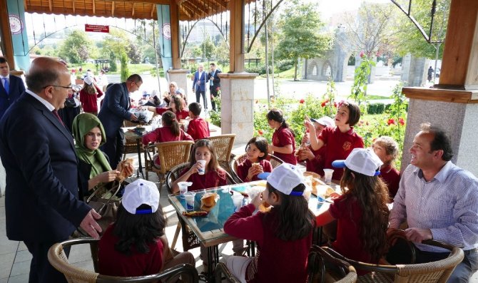 Başkan Gümrükçüoğlu, İlkokul Öğrencilerini Ağırladı