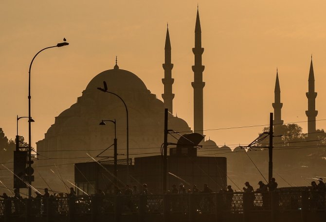 İstanbul’da Gün Batımı Kartpostallık Görüntüler Oluşturdu