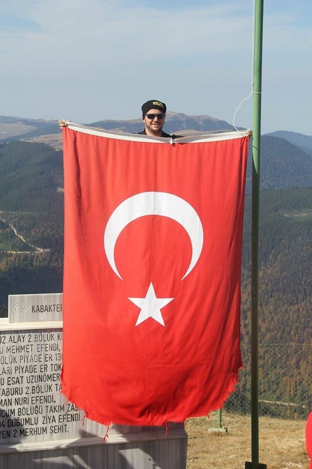Şehitler Tepesi’ndeki Eskimiş Türk Bayrağını Yenisi İle Değiştiler