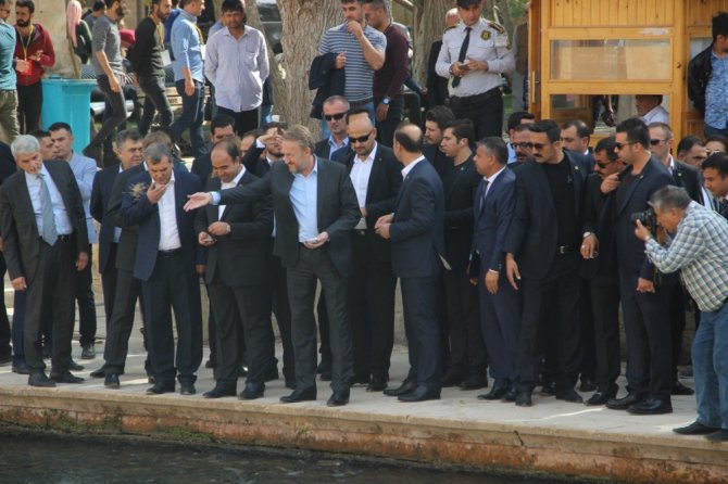 “Bugün İslam Bayrağını Taşıyan Ülke Ve Lider..."