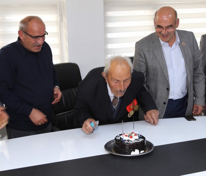 Türkiye’nin En Yaşlı Ozanına Sürpriz Doğum Günü Pastası