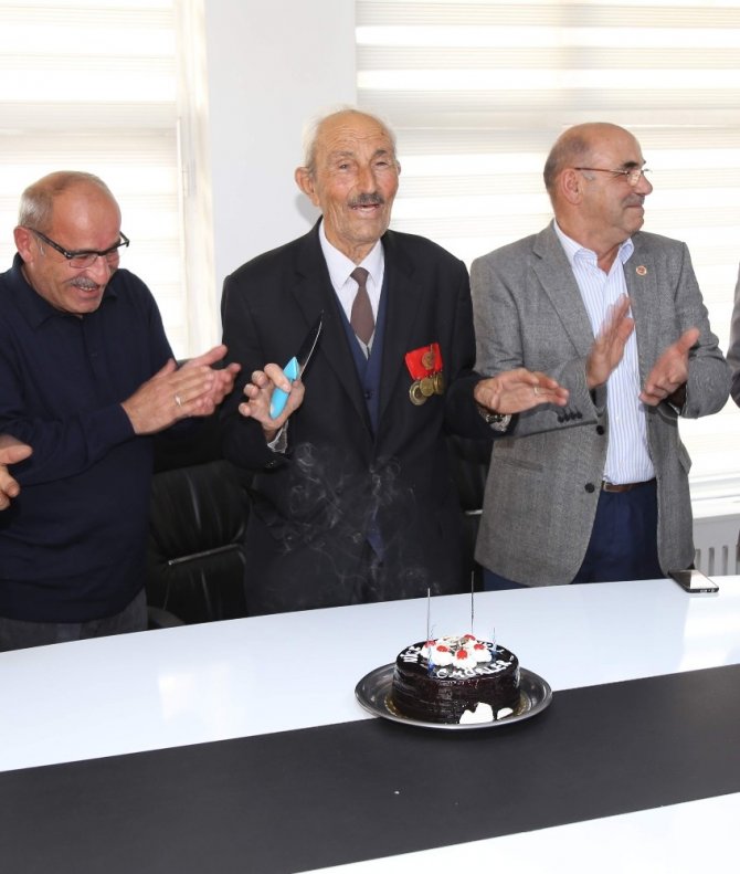 Türkiye’nin En Yaşlı Ozanına Sürpriz Doğum Günü Pastası