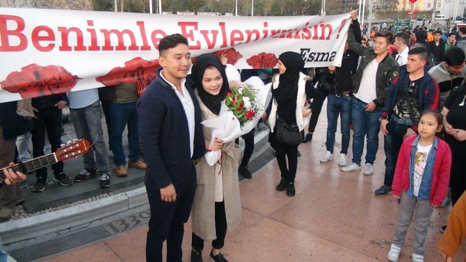 Taksim Meydanı’nda Pankartlı, Müzikli Evlenme Teklifi