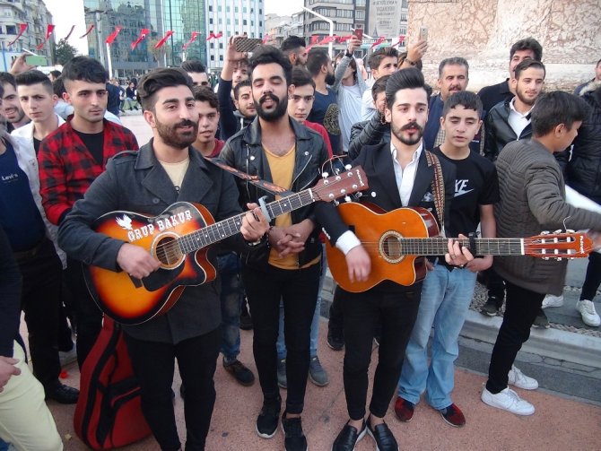 Taksim Meydanı’nda Pankartlı, Müzikli Evlenme Teklifi