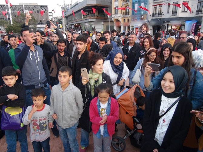 Taksim Meydanı’nda Pankartlı, Müzikli Evlenme Teklifi