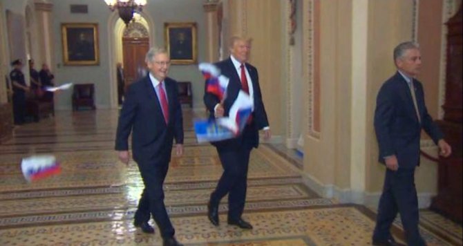 Trump’a Rusya Bayraklı Protesto: “Vatan Haini”