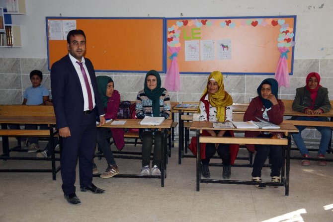 Öğretmenler Bizzat Tarlalardan Alıp Okullu Yapıyor