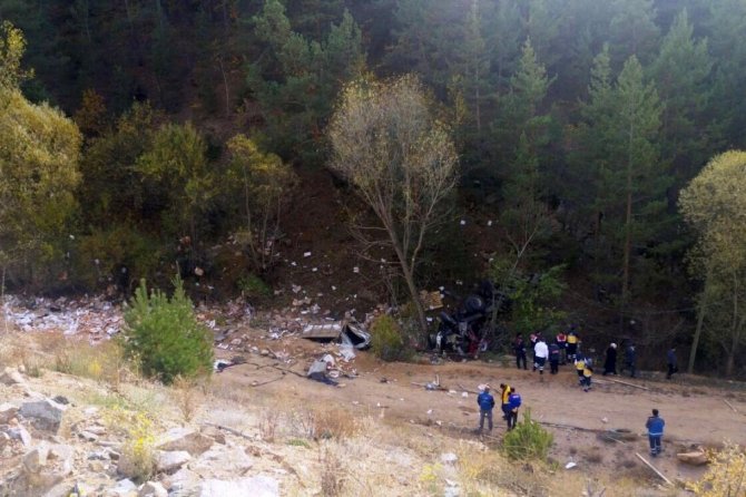 Meyve Yüklü Tır Dereye Yuvarlandı: 1 Ölü, 1 Yaralı