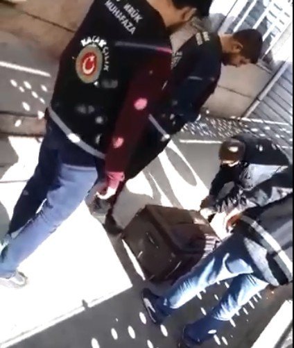 Sarp Sınır Kapısı’nda Valizden Çocuk Çıktı