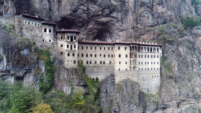 Sümela Manastırı’nda Tartışmalara Neden Olan Restorasyon Çalışmalarını İha Görüntüledi