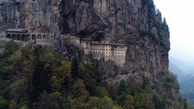 Sümela Manastırı’nda Tartışmalara Neden Olan Restorasyon Çalışmalarını İha Görüntüledi