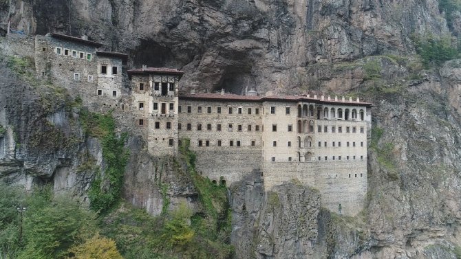 Sümela Manastırı’nda Tartışmalara Neden Olan Restorasyon Çalışmalarını İha Görüntüledi