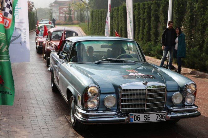 Sakarya’da Klasik Araçlarla ’Cumhuriyet Rallisi’ Gerçekleşti