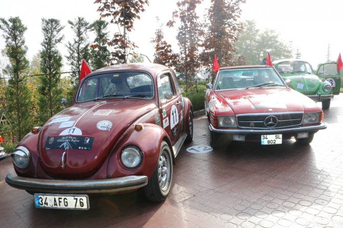 Sakarya’da Klasik Araçlarla ’Cumhuriyet Rallisi’ Gerçekleşti